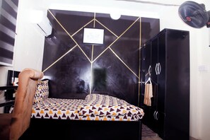 1 bedroom, bed sheets - Cosy Studio Apartment for Two People (Lagos)