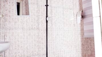 Regadera, toallas, papel de baño