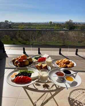 Bao gồm bữa sáng đầy đủ hàng ngày