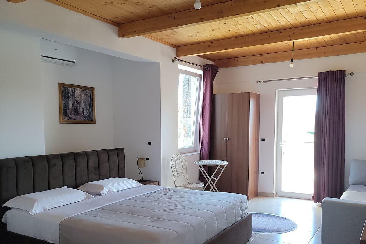 Familie driepersoonskamer, balkon | Een bureau, een laptopwerkplek, beddengoed