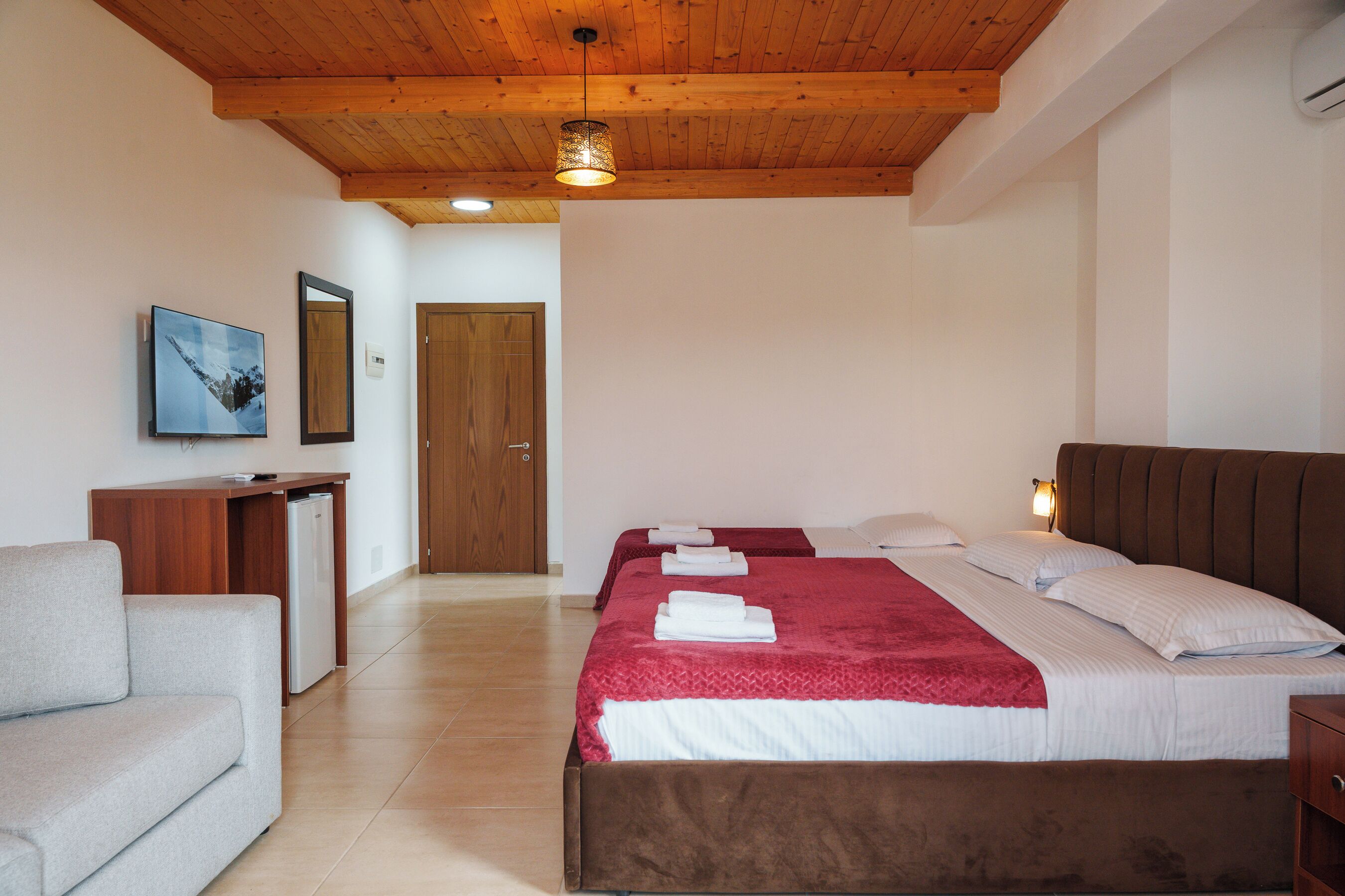 Habitació triple familiar, balcó | Escriptori, espai de treball apte per a portàtils i cortines opaques 