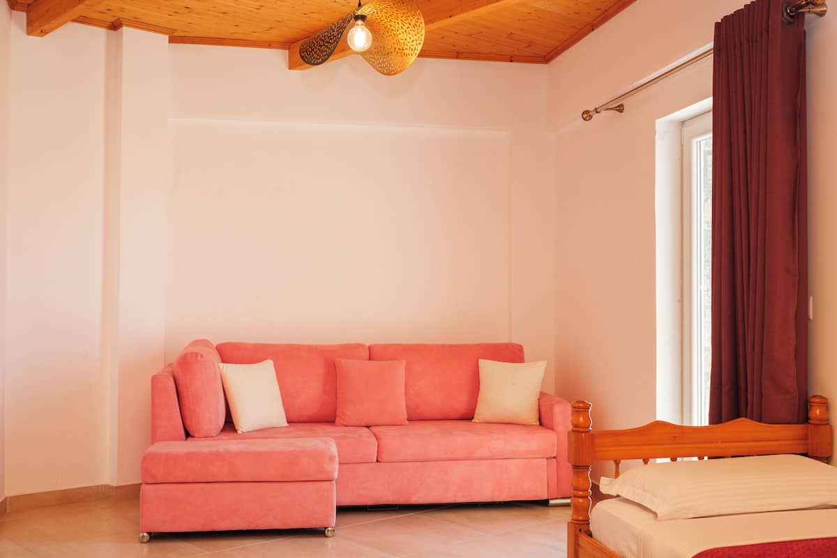 Studio familial, balcon | Bureau, espace de travail pour ordinateurs portables