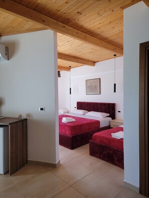 Estudio familiar, balcón | Escritorio, espacio para trabajar con un portátil, ropa de cama