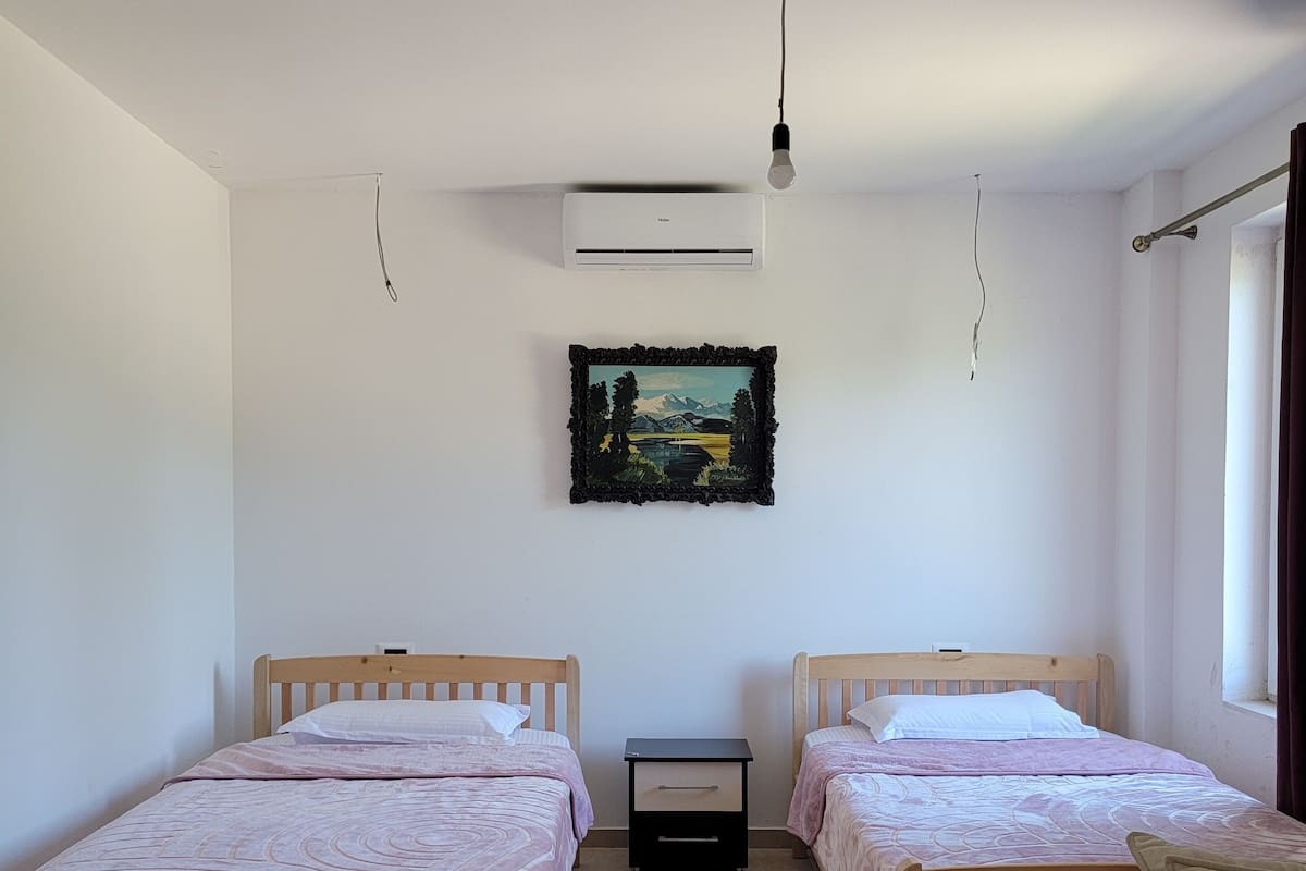Standaard Twin kamer | Een bureau, een laptopwerkplek, beddengoed