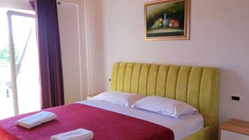 Kamar Double Standar, balkon, pemandangan kebun anggur | Meja kerja, ruang kerja ramah laptop, dan seprai linen