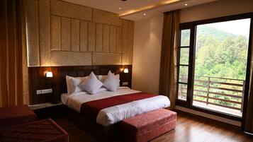 Luxury Room | Premium bedding, laptop workspace, free WiFi