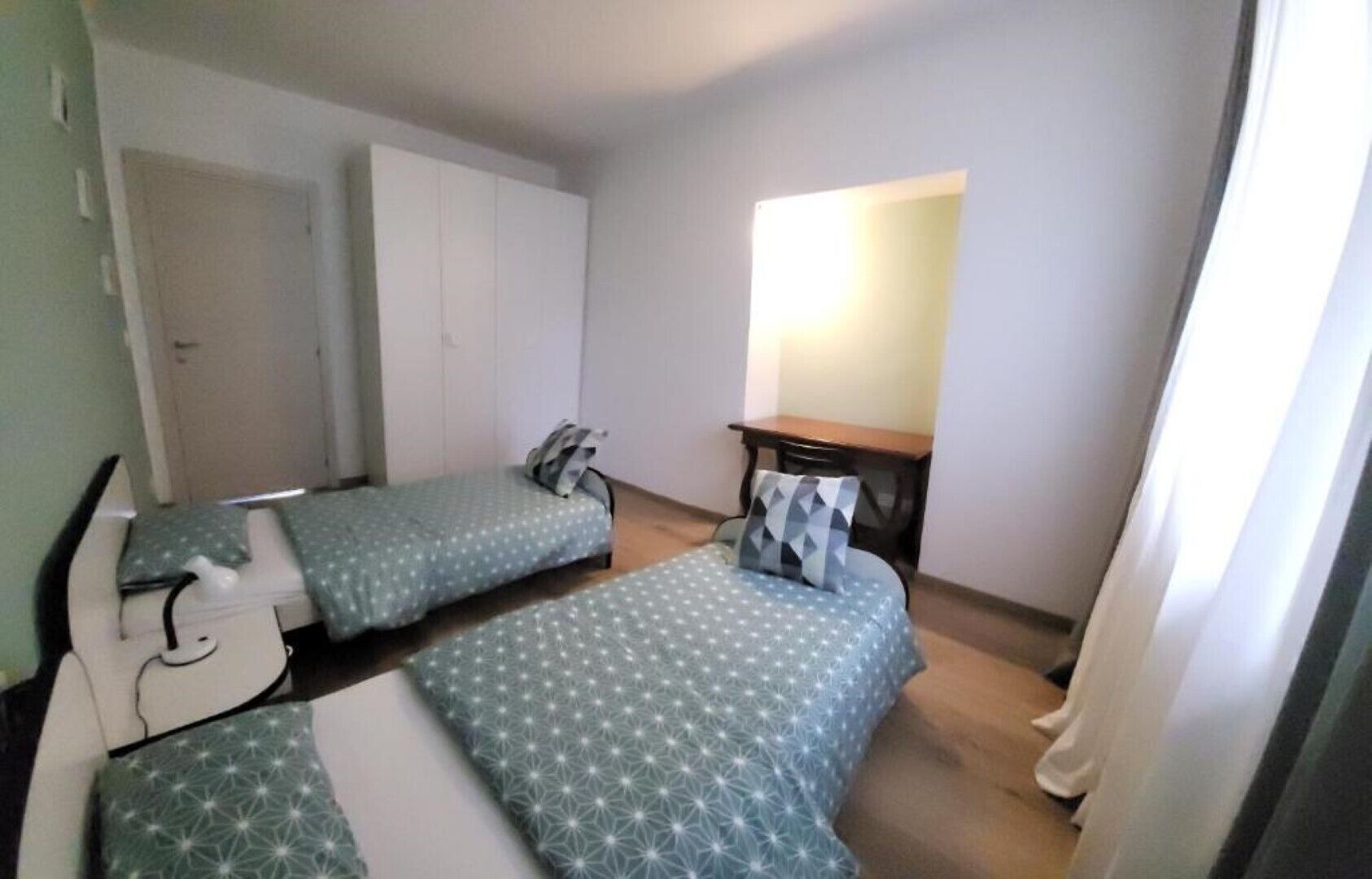 Una scrivania, ferro/asse da stiro, culla da viaggio, Wi-Fi gratuito