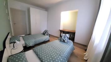 Una scrivania, ferro/asse da stiro, culla da viaggio, Wi-Fi gratuito