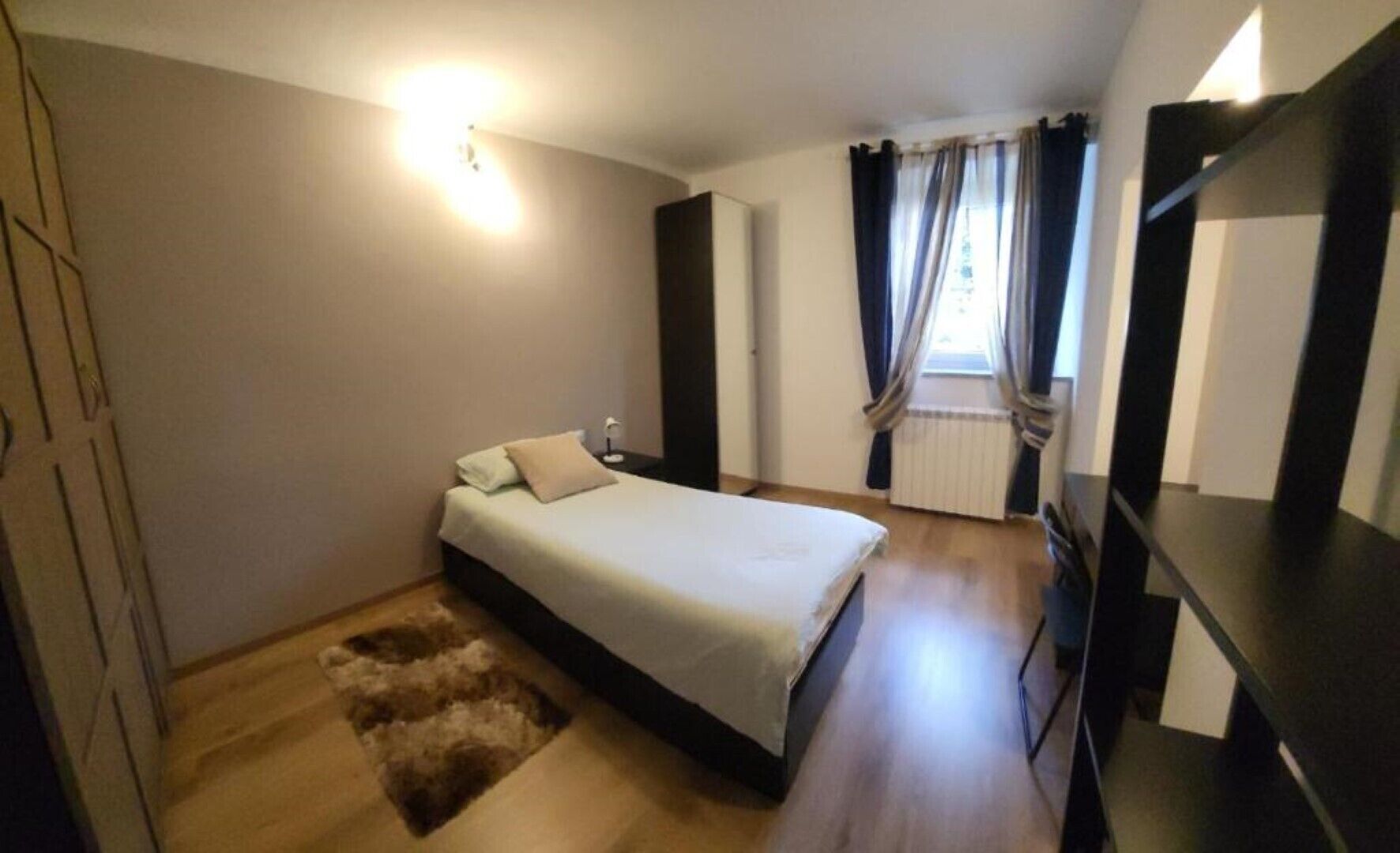 Schreibtisch, Bügeleisen/Bügelbrett, Reisekinderbett, kostenloses WLAN