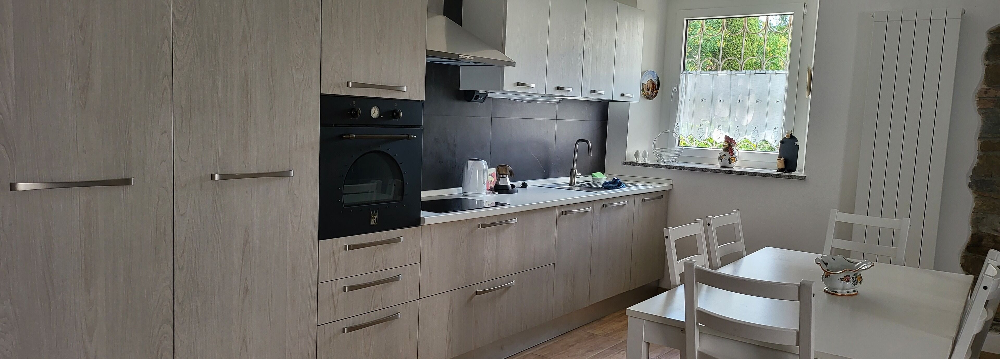 Frigorifero, forno, piano cottura, bollitore elettrico