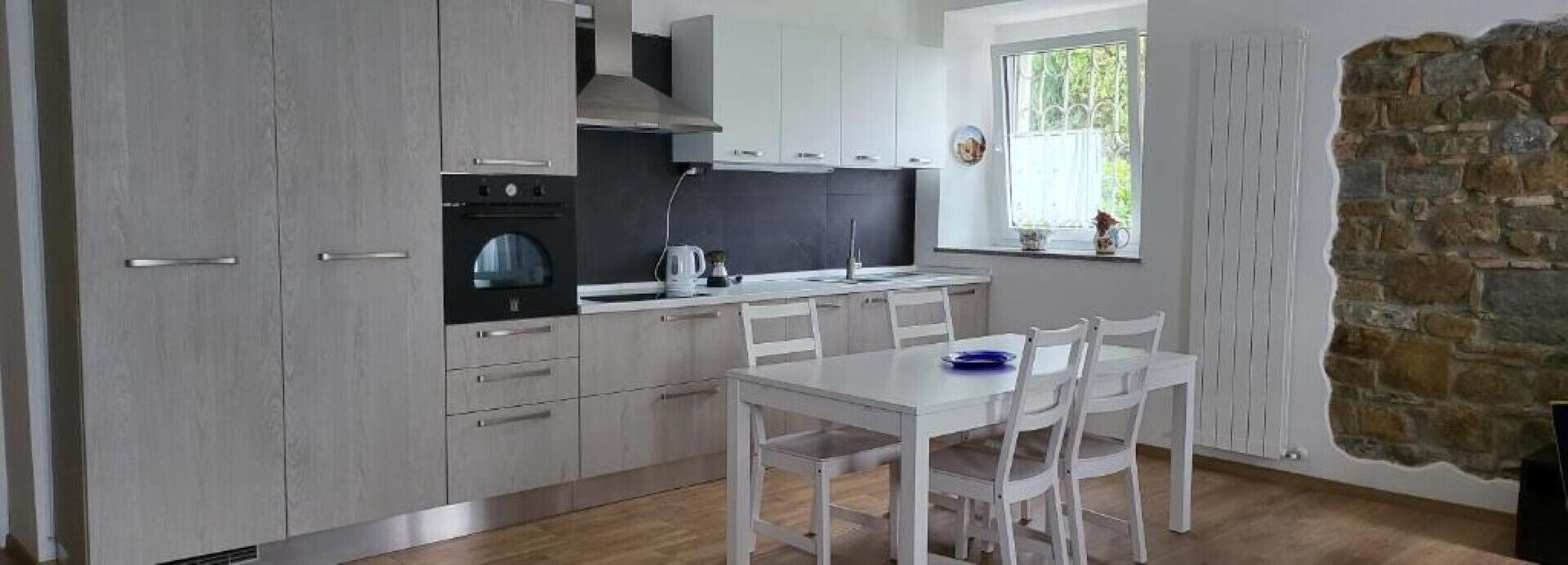 Frigorifero, forno, piano cottura, bollitore elettrico