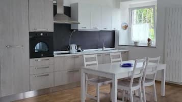 Frigorifero, forno, piano cottura, bollitore elettrico