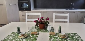 Kühlschrank, Ofen, Herdplatte, Wasserkocher