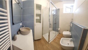 Shower, hair dryer, bidet, towels - Vrbo Property (Gorizia)
