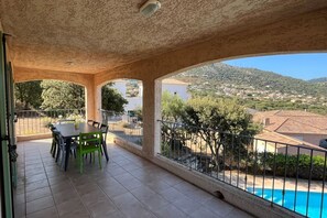 Outdoor dining - Superb villa with sea view and private pool (MONTICELLO)
