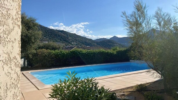 A swimming pool with a view of mountains and a clear sky. - Superb villa with sea view and private pool (MONTICELLO)