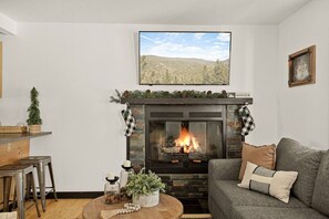Smart TV y chimenea 