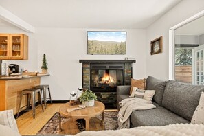 Smart TV, fireplace