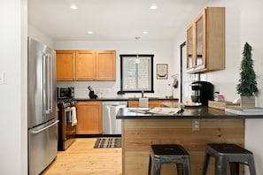 Coffee/tea maker, fridge, microwave, oven