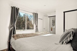 Een bureau, een strijkplank/strijkijzer, gratis wifi, beddengoed