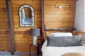 2 bedrooms, iron/ironing board, free WiFi - Gambrel-style home located in the highly sought-after Lower Moonridge (Big Bear)