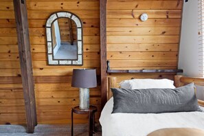 2 bedrooms, iron/ironing board, free WiFi - Gambrel-style home located in the highly sought-after Lower Moonridge (Big Bear)