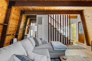 Smart TV, fireplace - Gambrel-style home located in the highly sought-after Lower Moonridge (Big Bear)