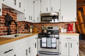 Kühlschrank, Ofen, Herdplatte, Wasserkocher mit Kaffee-/Teezubehör