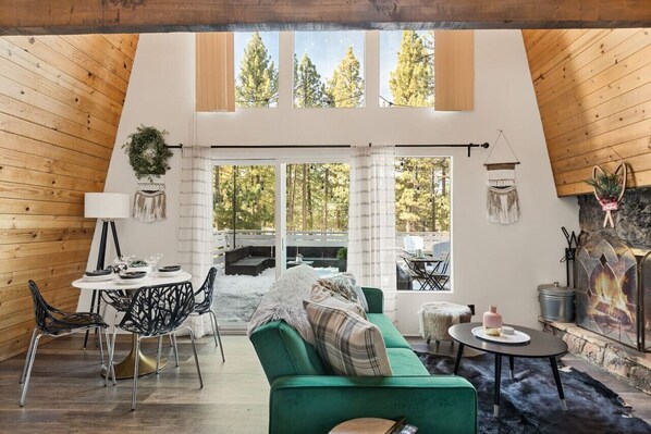 Téléviseur, foyer, table de baby-foot