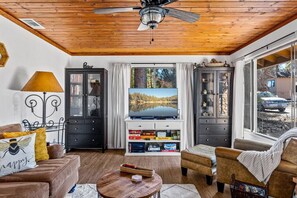 Smart-tv, pejs, bordfodbold, stereoanlæg