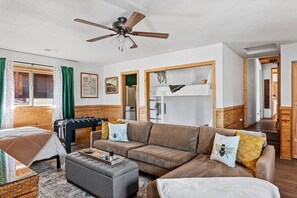 スマートテレビ、暖炉、テーブルサッカー台、ステレオ