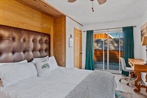 3 slaapkamers, een bureau, een strijkplank/strijkijzer, reisbedje