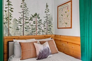 3 bedrooms, desk, iron/ironing board, travel cot