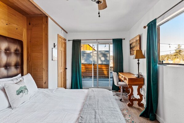 3 habitaciones, escritorio y tabla de planchar con plancha