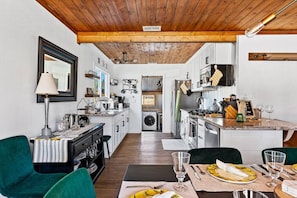 Fridge, microwave, oven, stovetop - Honeybee Cabin By The Lake, Hot Tub & EV charger (Big Bear Lake)