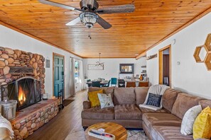 Smart TV, fireplace, stereo