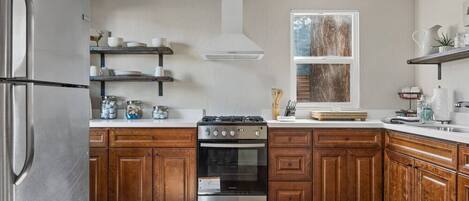 Kühlschrank, Mikrowelle, Ofen, Wasserkocher mit Kaffee-/Teezubehör