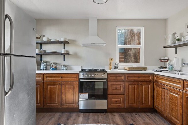 Coffee/tea maker, fridge, microwave, oven