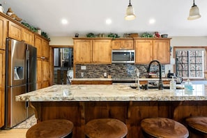 Fridge, microwave, oven, stovetop - Snowcrest Lodge in Exclusive Fox Farm + EV (Big Bear Lake)