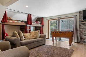 Téléviseur, foyer, jeux vidéo, table de baby-foot