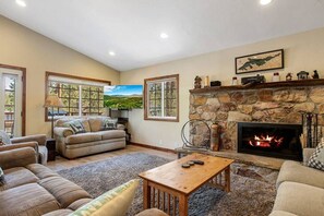 TV, fireplace, video games - Snowcrest Lodge in Exclusive Fox Farm + EV (Big Bear Lake)