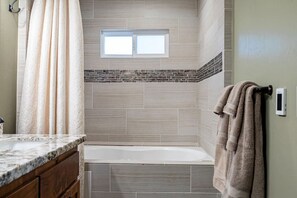 Hair dryer, towels - Snowcrest Lodge in Exclusive Fox Farm + EV (Big Bear Lake)