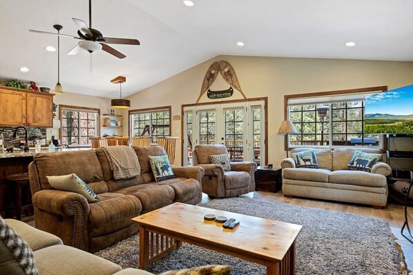 Téléviseur, foyer, jeux vidéo, table de baby-foot