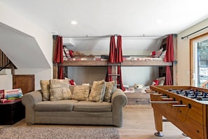Games room - Snowcrest Lodge in Exclusive Fox Farm + EV (Big Bear Lake)