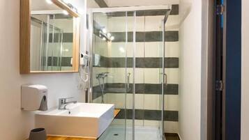 Habitació doble Deluxe | Bany | Dutxa, assecador de cabells i tovalloles