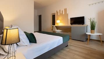 Junior Suite | 1 bedroom, hypo-allergenic bedding, laptop workspace, iron/ironing board