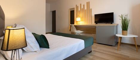 Junior Suite | Hypo-allergenic bedding, laptop workspace, iron/ironing board, free WiFi