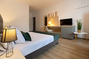 Junior Suite | Hypo-allergenic bedding, laptop workspace, iron/ironing board, free WiFi - Lagom Hotel (Bucharest)