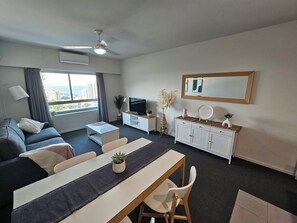 TV, DVD player, books - ツ Peace of Paradise ツ Ocean Views (Darwin City)