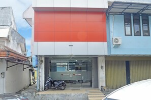 Front of property - SPOT ON 91660 Red Rose Guest House (Balikpapan)